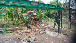 Kompak, Babinsa dan Pekerja Garuda Selesaikan Jembatan