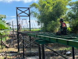 Tak Kenal Lelah, Serka Heru Babinsa Bagor Wetan Setia Tinjau Pengerjaan Jembatan Warga