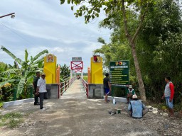 Selepas Kerja Bhakti, Warga Bersenda Gurau di Jembatan Perintis Garuda