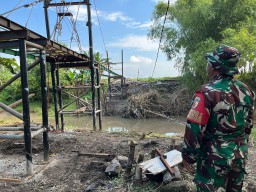 Sebelum Pekerjaan Dimulai, Babinsa Bagor Wetan Menatap Jembatan Sejuta Harapan