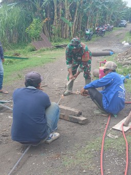 Babinsa Bagor Wetan Turun Langsung Bantu Warga Perbaiki Jembatan Rusak