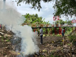 Pembersihan Kanan Kiri Jembatan Perintis Garuda, Wujud Kepedulian Warga dan TNI