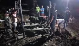 Personel Kodim 0810/Nganjuk Lembur Malam Percepat Pembangunan Jembatan Merah Putih