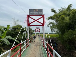 Dari Kejauhan, Semangat Warga Bersihkan Jembatan Perintis Garuda yang Rampung 100 Persen