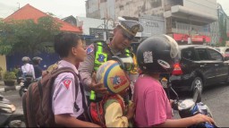 Operasi Keselamatan Semeru 2026, Satlantas Ponorogo Beri Helm dan Cokelat untuk Pengendara Tertib