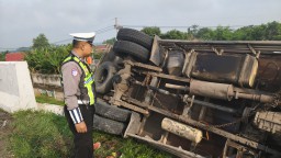 Pecah Ban di Tol Caruban - Kertosono, Truk Semangka Terguling