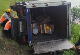 Sopir Ngantuk, Truk Muatan Kompresor Nyungsep ke Parit Tengah Tol Jombang - Mojokerto