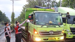 Semangat Ramadan, Polres Nganjuk Bagi Takjil Sambil Jaga Kamtibmas