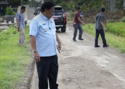 Spontan Turun dari Mobil, Kang Marhaen Cek Langsung Jalan Rusak di Banjaranyar