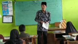 Sepatu Sobek di Kaki, Setelah 7 Tahun Mengabdi : Kisah Guru SDN Gondang Pace Belum Masuk Dapodik