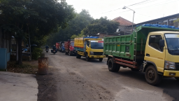 Warga Sekitar Ponpes Mangunsari Blokade Jalan, Larang Truk Material Melintas