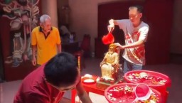 Jelang Imlek, Patung Bercorak Kiai Ikut Dimandikan di Klenteng Jombang