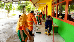 Terdampak Banjir, Damkarmat Nganjuk Lakukan Penyemprotan SDN Balonggebang