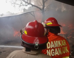 Korsleting Listrik, Gudang Spons di Nganjuk Ludes Terbakar