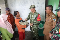 TMMD ke-127 : Dansatgas Salurkan Sembako untuk Penerima Program Rutilahu di Desa Gadungan