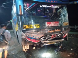 Kecelakaan di Glagahan Perak : Espass Tabrak Bus Sugeng Rahayu, Satu Pengemudi Terluka