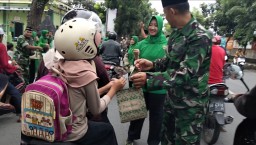 Koramil 02 Pesantren Tebar 350 Takjil dan Semarakkan Syiar Al-Qur’an di 15 Kelurahan Kota Kediri