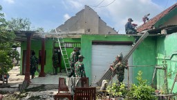 Pasca Puting Beliung, Babinsa Turun Langsung Bantu Warga Bersihkan Rumah