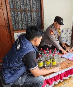 Razia Pekat Semeru di Ngadiluwih, Polisi Amankan 12 Botol Miras