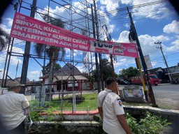 Satpol PP Kabupaten Kediri Tindak Reklame Liar dan Pengamen Badut di Ngadiluwih