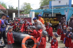Belajar Cinta Laut Sejak Dini, Ratusan Siswa TK Datangi Satpolairud Polres Lamongan