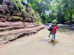 Enam KK di Jambon Harus Seberangi Sungai karena Tak Ada Jembatan Penghubung