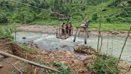 Jembatan Perbatasan Ponorogo dan Trenggalek Ambrol, Warga Terpaksa Lewat Jembatan Gantung