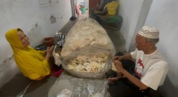 Dagang Kerupuk dengan Ontel, Antarkan Pasutri Lansia di Jombang Naik Haji 2026