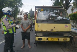 Parkir Sembaragan,Satlantas Polres Jombang Sanksi Sopir Truk Hafalkan Pancasila