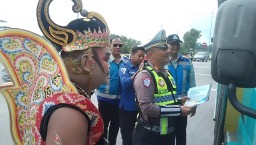 Gatotkaca Turun ke Exit Tol Nganjuk: PJR Polda Jatim Sosialisasi Keselamatan