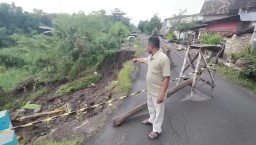 Hanya Berjarak Empat Meter, Longsor Sisi Barat Jembatan Kedungdowo Mengancam Rumah Warga