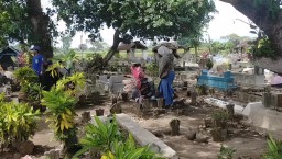 Penuh Sesak, Warga Sonoageng Swadaya Perluas TPU Desa