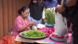 Dari Jual Es ke Bunga Tabur, Rezeki Pedagang Musiman Jelang Ramadan di Nganjuk
