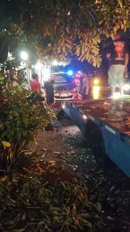 Cuaca Ekstrem di Badas Kediri, Pohon Tumbang Menimpa Mobil