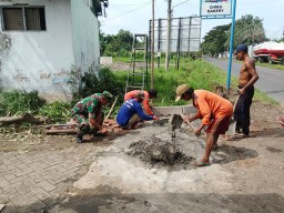 Babinsa Koramil 0810/08 Baron Pimpin Karya Bhakti Bersama Warga Desa Garu