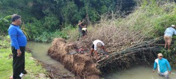 Babinsa Koramil 0810/10 Tanjunganom Bersama Warga Gotong Royong Bersihkan Lingkungan Cegah Banjir dan Penyakit