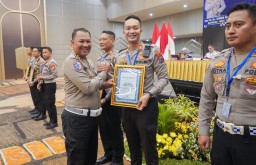 Keren, Satlantas Polres Nganjuk Raih Penghargaan Operasi Lilin Semeru 2025
