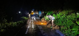 Diguyur Hujan Deras Ngetos Longsor, Warga dan Petugas Gabungan Sinergi Evakuasi Material di Jalan Klodan - Blongko