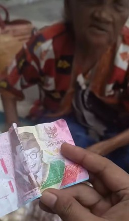 Nenek Penjual Pisang Tertipu Uang Mainan Rp100 Ribu, Begini Kisahnya yang Viral di Tiktok