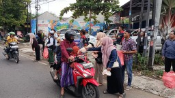 Bagikan 700 Paket Takjil, Nganjuk Peduli Sinergi Driver &amp; Ojol Santuni Anak Yatim