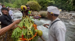 Ritual Sakral Melasti Umat Hindu Jelang Nyepi di Lereng Gunung Anjasmoro Jombang