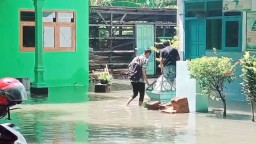 Drainase Tersumbat Pembangunan, SDN 1 Sukomoro Terendam Banjir Parah
