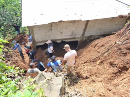 Hujan Lebat Picu Longsor di Ngetos, Camat Nuri : "Bantuan Perbaikan Rumah Segera Diajukan"