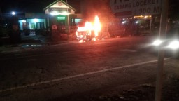 Kakek dan Cucu Selamat dari Kobaran Api yang Hanguskan Kendaraan di Depan Koramil Loceret