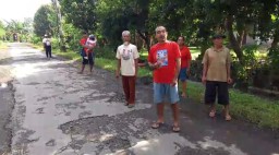 Jalan Rusak Menahun, Warga Ancam Tanam Pisang Jika Tidak Segera Diperbaiki