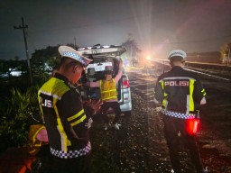Jalan Licin Akibat Hujan Rintik, Banyak Pemotor Jatuh di Perlintasan Kereta Api Nganjuk-Madiun