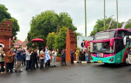 Program Balik Gratis 2026, 300 Pemudik Nganjuk Diberangkatkan Bupati, Sopir Dites Urine untuk Keamanan