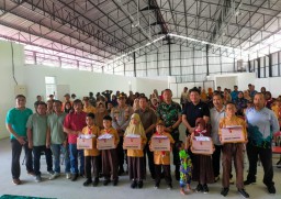 Bagikan Seragam Sekolah Gratis, Babinsa Baron Bekali Semangat Belajar Siswa SD/MI