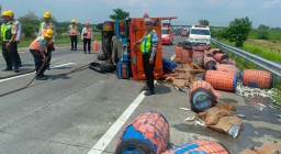 Pecah Ban, Truk Ikan Terguling di Tol Jombang - Mojokerto