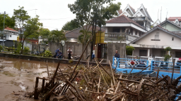 Hujan Deras Dam Tanjungrejo Tersumbat Ranting pohon dan Bambu, Air Meluap ke Jalan